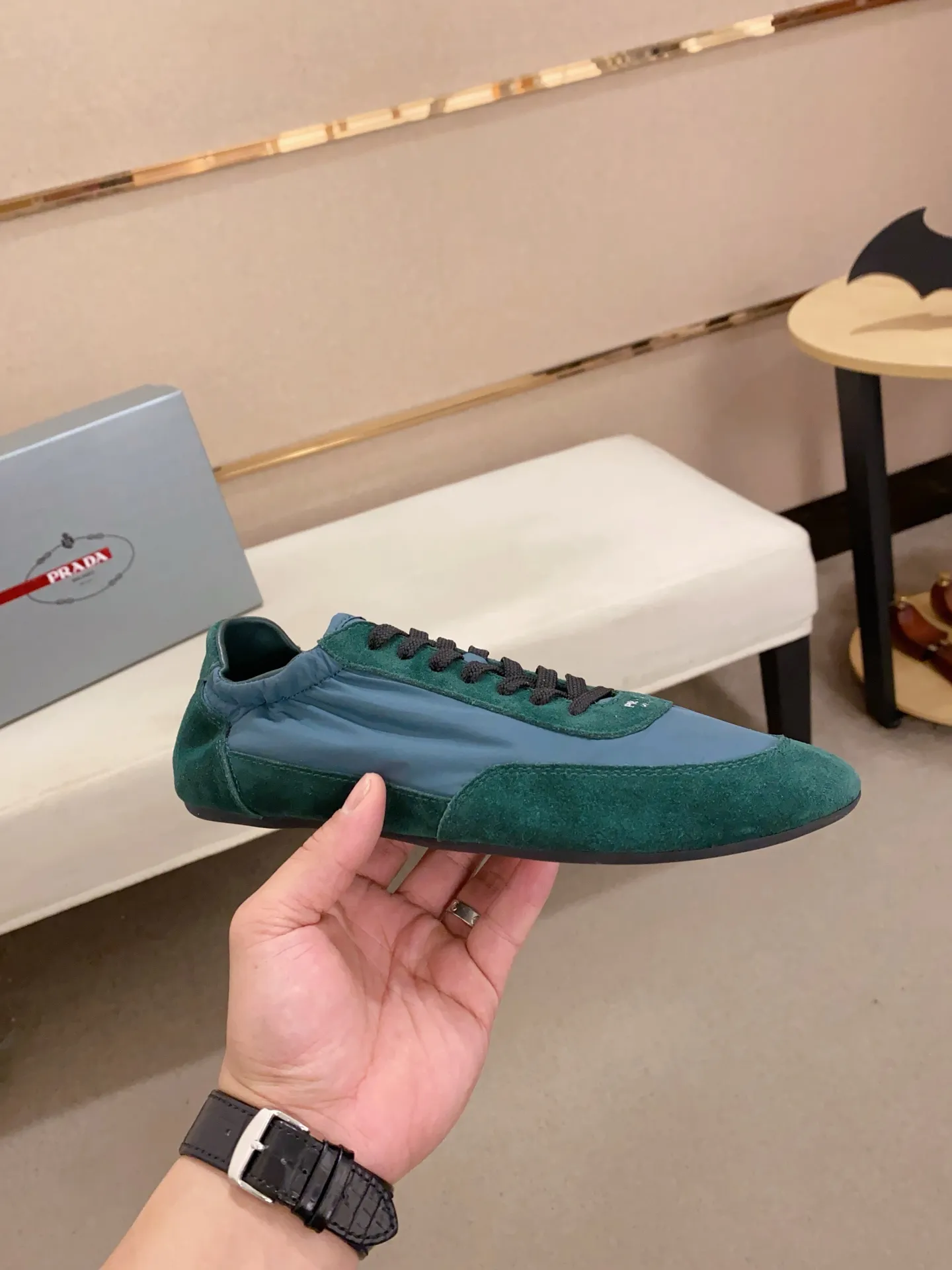 Men's shoes 💰 500💰 ✔️✔️✔️High version High-quality new PRADA counters are launched simultaneously. The new men's shoes and 😘fabrics are selected from first-layer cow suede and waterproof fabrics, and are made by pure handicrafts. Lining: Full sheepskin lining. 👍🏿 High-end ☄️ air-cushion molded anti-slip rubber outsole, exquisite lines, simple and elegant, comfortable and high-end for leisure travel. Number of yards: 38 to 44. Can be customized45
